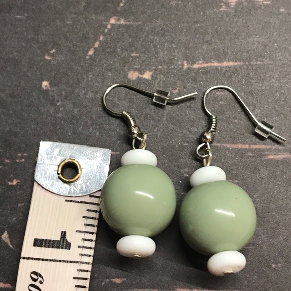 Green dangle earrings round sphere bead handmade - Picture 4 of 4